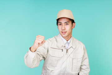 ガッツポーズの作業員