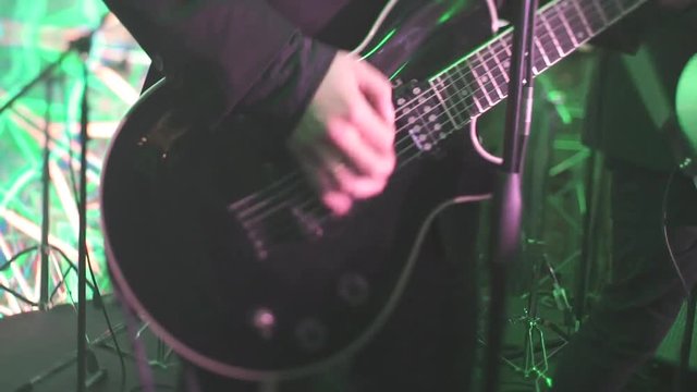 Гитарист играет на электро гитаре