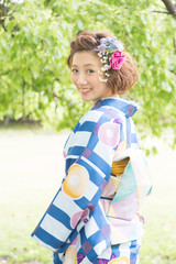 Fototapeta premium 日本庭園を散策する着物女性