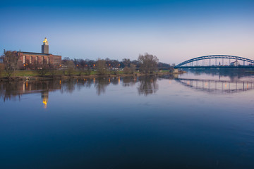 Obraz premium Albinmüller Turm im Rotehorn Park und Sternbrücke am Abend, Magdeburg