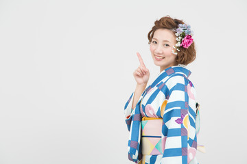 ポーズをとる着物女性