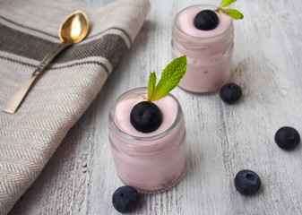 Obraz na płótnie Canvas Healthy breakfast yogurt with blueberry 