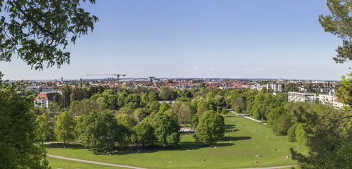Panorama Ausblick vom luitpoldhügel im Luitpoltpark in der bayerischen Hauptstadt München über...
