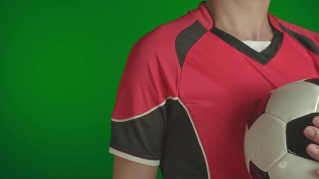 femme en tenue de football faisant signe que tout va bien sur fond vert style de couleur flat