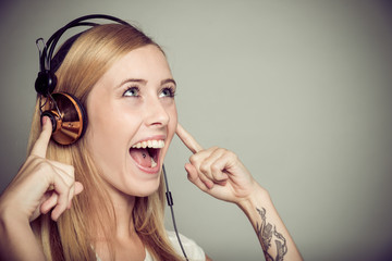 frau hört musik