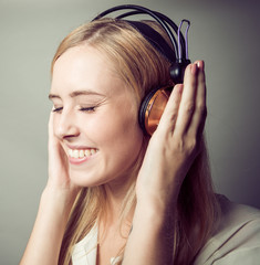 frau hört musik