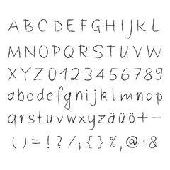 Alphabet, Zahlen, Zeichen, Sonderzeichen in schwarzer Kreideschrift auf weißen Hintergrund