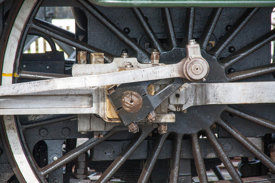 Roues et embiellage sur locomotive &agrave; vapeur 