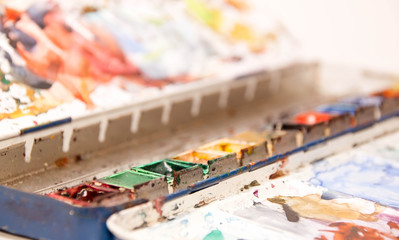 Palette métallique sale pour peinture aquarelle 