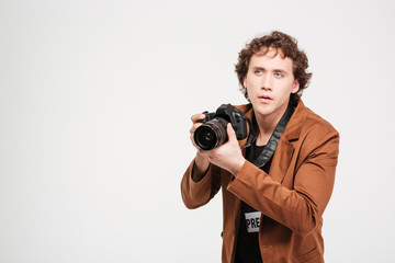 Obraz premium Male reporter holding camera
