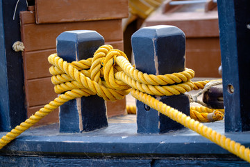 Großsegler mit Tauwerk, Segelwerk und Ruder