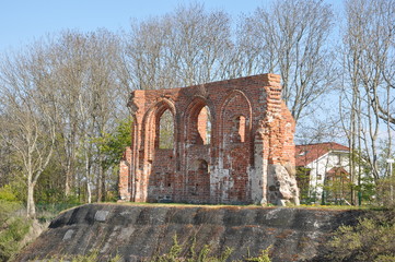 Naklejka premium Kirchenruine in Trzęsacz/Hoff an der polnischen Ostsee