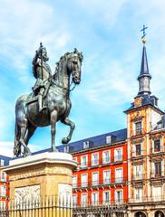 Plaza Mayor avec statue du roi Philips III à Madrid, Espagne.
