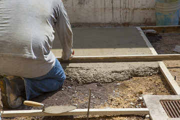 Arbeiter beim Betonieren, begradigen von Zement