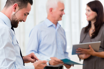 Obraz premium Business people in office at short presentation