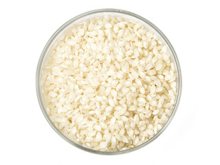 Bol de arroz sobre fondo blanco