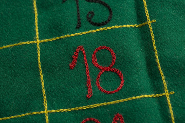 numero 18 nel tavolo verde da gioco per roulette