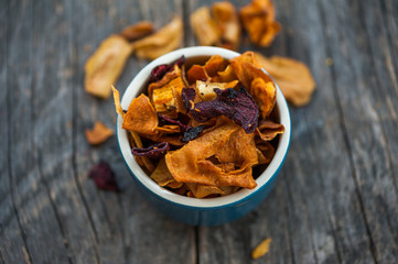 Mixed of vegetable chips in a blue bowl