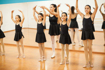 Obraz premium Cute girls enjoying their dance class