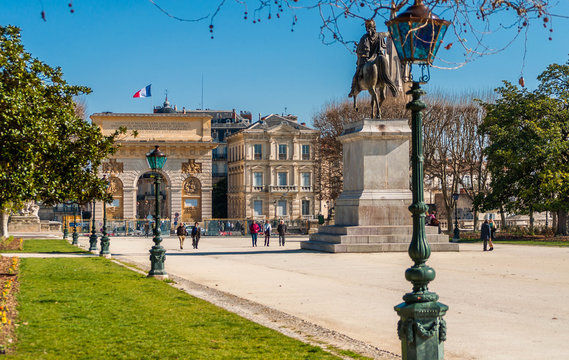 Arc de triomphe et statue de Louis XIV &agrave; Montpellier, H&eacute;rault, Occitanie, France.