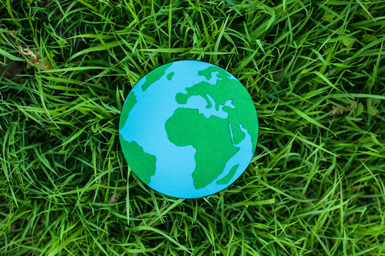 Земной шар на траве