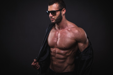 Fototapeta na wymiar Muscular beautiful man posing in studio.