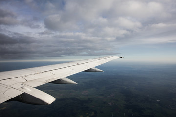 Obraz premium Clouds and a Wing 