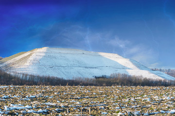 Schneebedeckter Berg einer Aufschüttung.