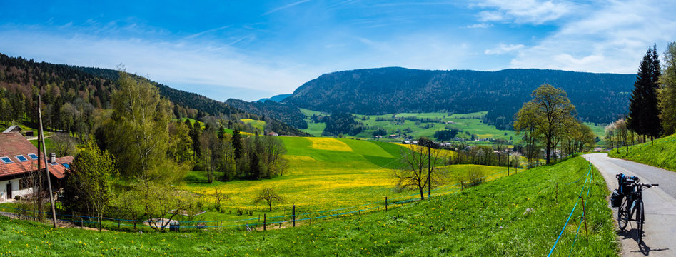 Panorama; Fahrradtour durch das Val de Travers, Neuenburger Jura, Schweiz 