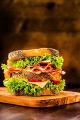 Sandwich mit Salat, Wurst und Tomaten