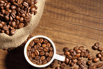 Kaffeetasse und Kaffeebohnen