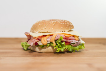Panino con mortadella,formaggio, pomodoro e insalata su tagliere di legno