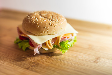 Panino con mortadella,formaggio, pomodoro e insalata su tagliere di legno