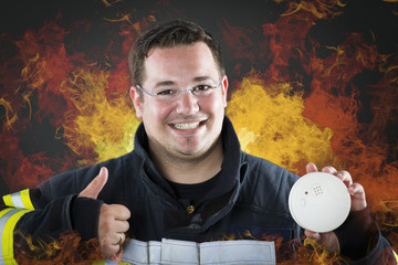 Feuerwehrmann mit Feuer und Rauchmelder
