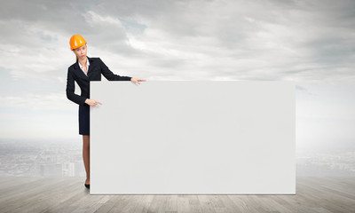 Obraz premium Builder woman with banner