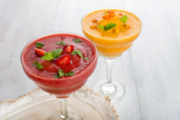 Strawberry and buckthorn smoothies whith mint