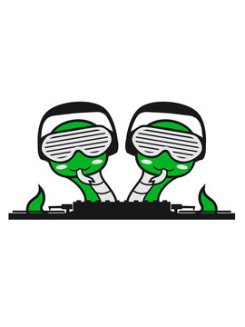 duo team buddies 2 snakes crew hang cool mischpult dj party clup celebrate disco music headphones glasses