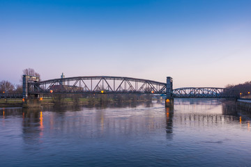 Fototapeta na wymiar Hubbrücke in Magdeburg am Abend, Sachsen-Anhalt