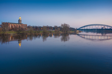 Fototapeta premium Albinmüller Turm im Rotehorn Park und Sternbrücke am Abend, Magdeburg
