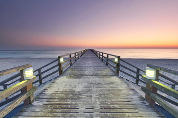 Seebrücke bei Sonnenaufgang, ein Morgen am Meer