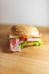 Panino con mortadella formaggio pomodoro e insalata