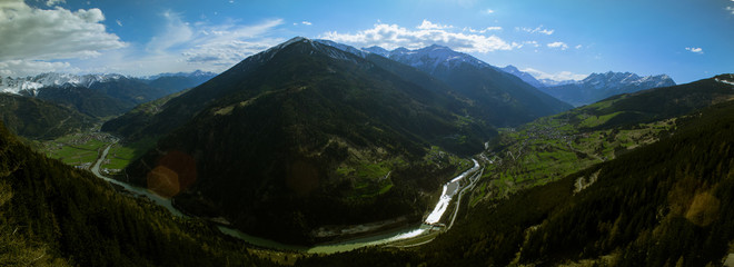 Dolina w Alpach © arkezz