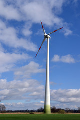 Windrad auf freiem Feld