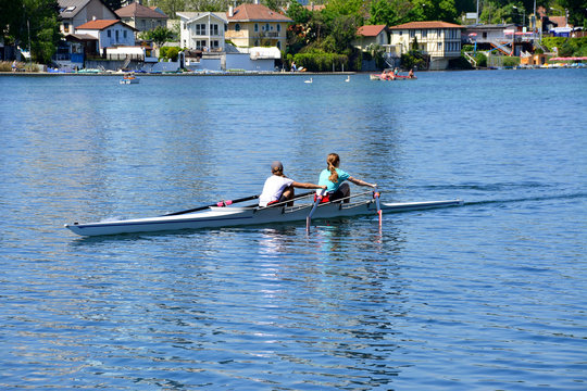 Zwei Ruderinnen im Doppel-Zweier Sportruderboot