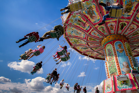 kettenkarussell karussell Oktoberfest wiesn fahrgesch&auml;ft fahrgesch&auml;fte riesenrad theresienwiese 