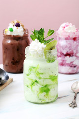 Fototapeta na wymiar gelato con frutta e cioccolato in vasetti di vetro su tavolo 