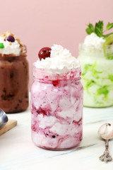 gelato con frutta  in vasetto di vetro su tavolo 