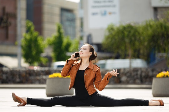 Acrobat using the phone in the city