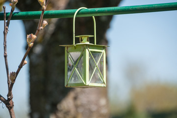Teelichtlampe h&auml;ngt im Garten