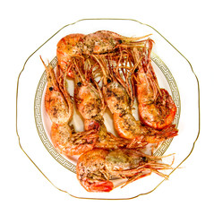 Жареные креветки шесть штук на тарелке на белом фоне.   